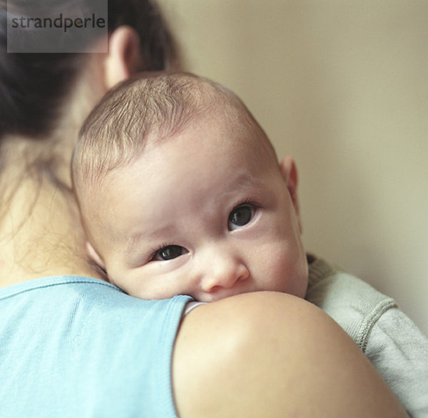 Baby schaut Mutter über die Schulter