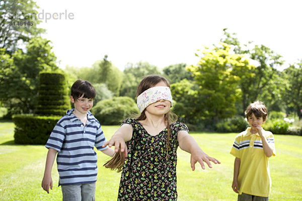 Kinder spielen im Garten