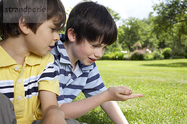 Kinder spielen im Garten