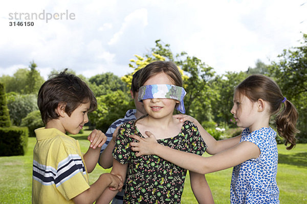 Kinder spielen im Garten