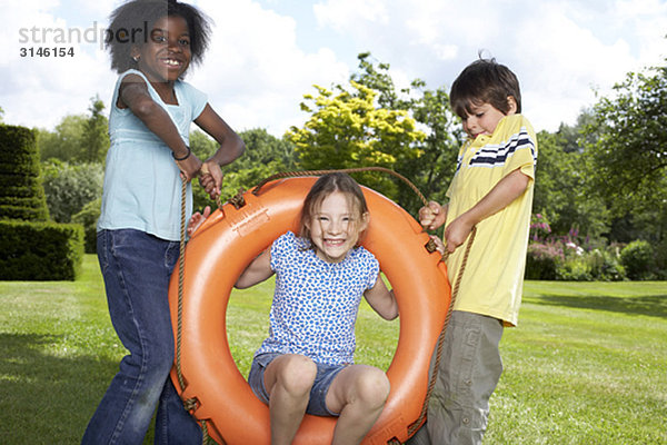 Kinder im Garten