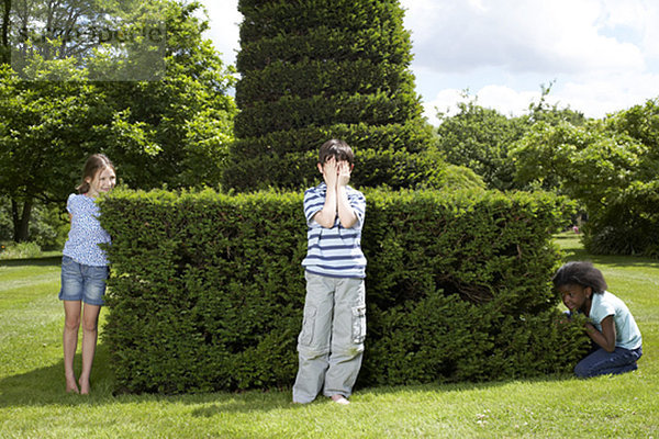 Kinder im Garten