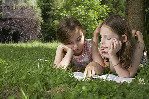 Kinder im Garten