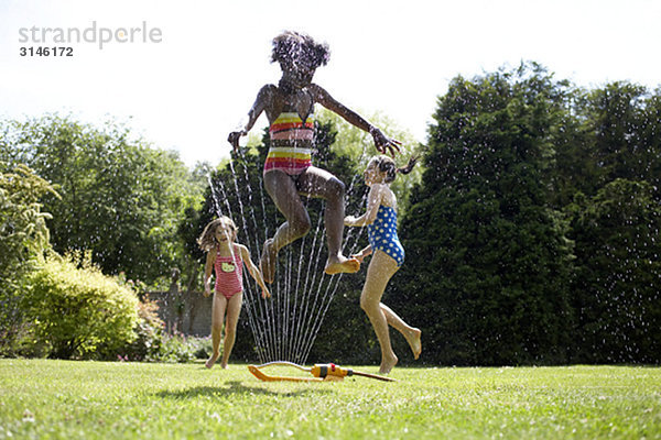 Kinder im Garten