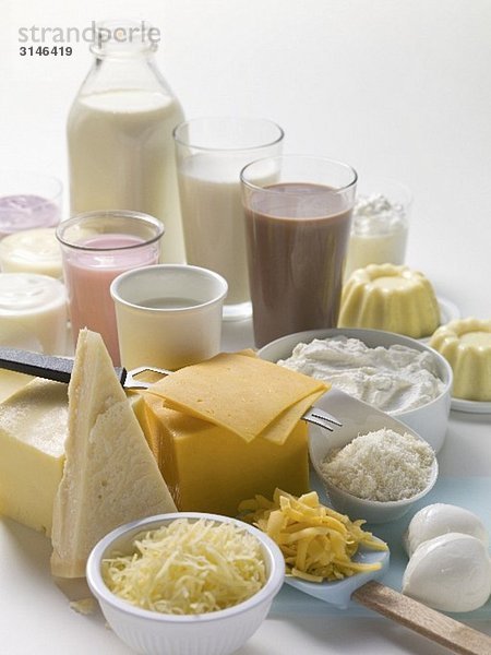 Verschiedene Milchprodukte  Milchshakes und Käsesorten