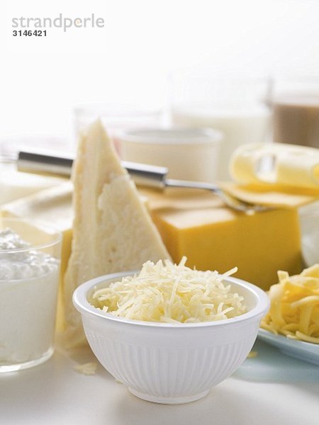 Verschiedene Käsesorten und Milchprodukte