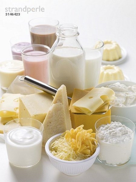 Verschiedene Milchprodukte  Milchshakes und Käsesorten