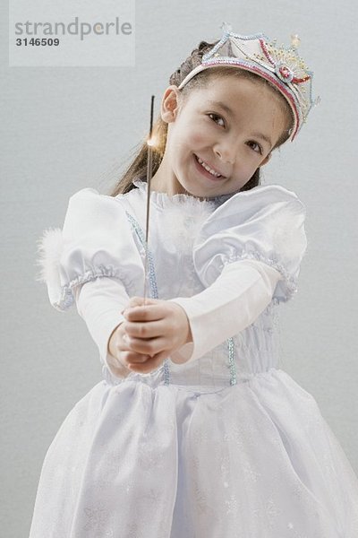 Kleines Mädchen  als Prinzessin verkleidet  hält Wunderkerze
