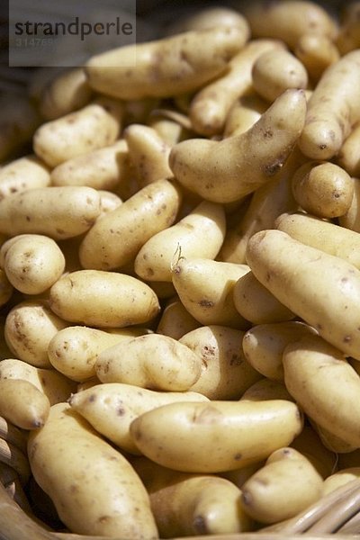 Kartoffeln (Kipfler) im Korb auf einem Markt