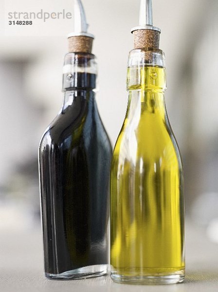 Balsamico und Olivenöl in Flaschen