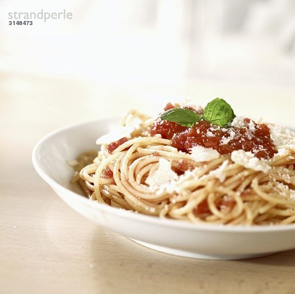 Spaghetti mit Tomatensauce und Parmigiano