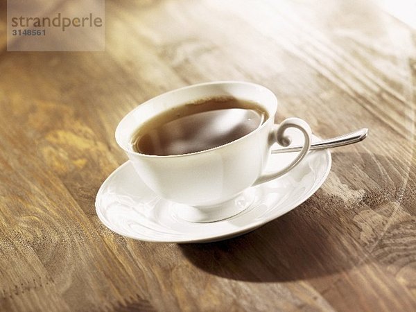 Eine Tasse Tee auf einem Holztisch