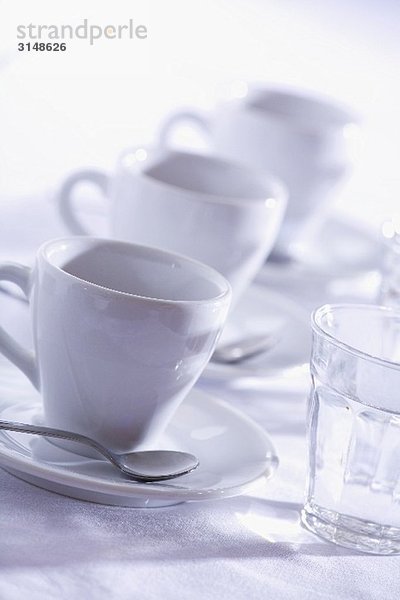 Drei Tassen Espresso mit Wassergläsern