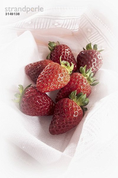 Frische Erdbeeren auf weissem Tuch