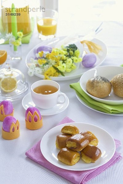 Frühstückstisch mit Gebäck und Eiern zu Ostern