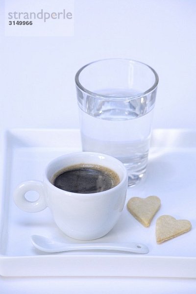 Espresso  Herzkekse und Glas Wasser