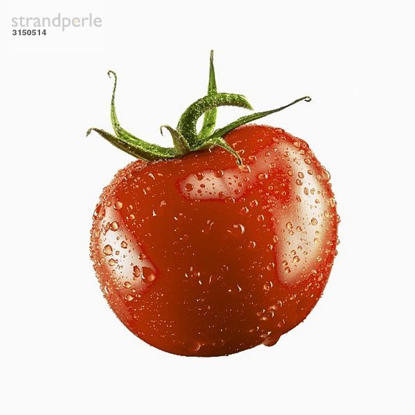 Eine Tomate mit Wassertropfen