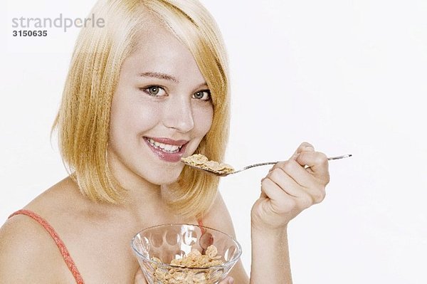 Blonde Frau ißt Cornflakes