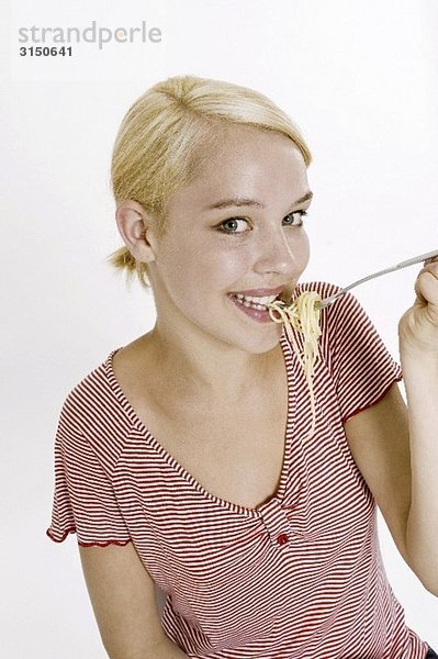 Blonde Frau ißt Spaghetti