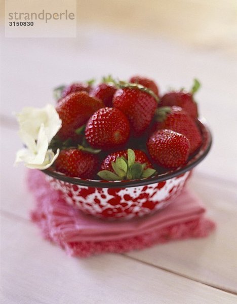 Mehrere frische Erdbeeren in Schale