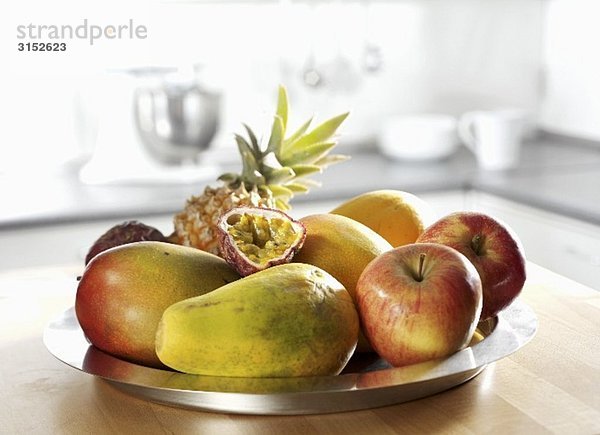 Obstschale (Apfel  Ananas  Papaya  Mango  Passionsfrucht)