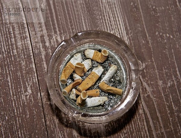 Zigarettenkippen im Aschenbecher
