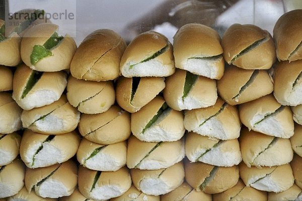 Vorbereitete Sandwichbrötchen mit Salatblatt
