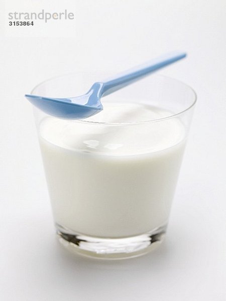 Naturjoghurt im Glas mit Löffel