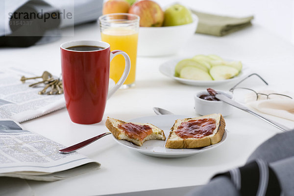 Frühstück und Zeitung auf dem Tisch