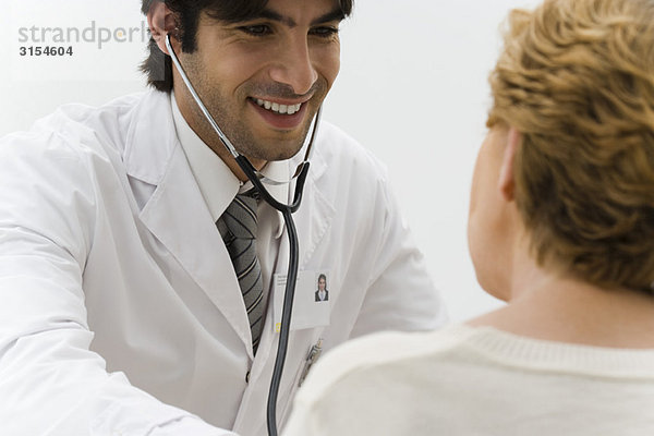 Arzt untersucht Patient mit Stethoskop