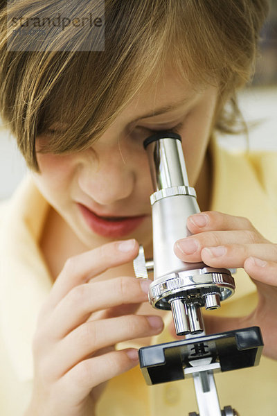 Junge mit Mikroskop  Nahaufnahme