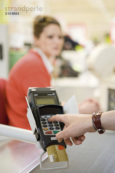 Kundeneingabestift in der Tastatur des Kreditkartenlesers