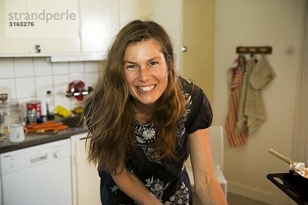 Lächelnde Frau in einer Küche  Schweden.