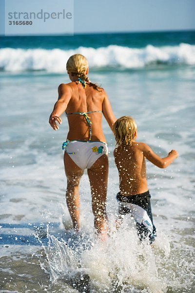 Skandinavischen Mutter und Sohn schwimmen.