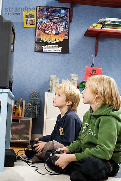 Zwei skandinavischen Boys spielen von Videospielen  Schweden.