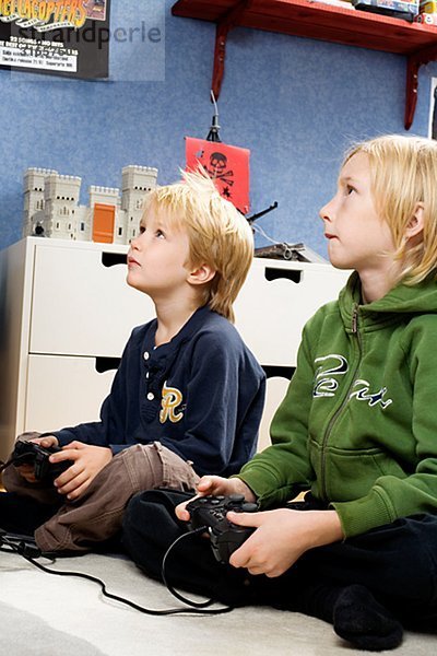 Zwei skandinavischen Boys spielen von Videospielen  Schweden.