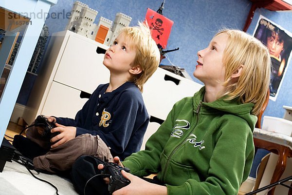 Zwei skandinavischen Boys spielen von Videospielen  Schweden.