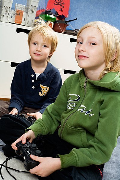 Zwei skandinavischen Boys spielen von Videospielen  Schweden.