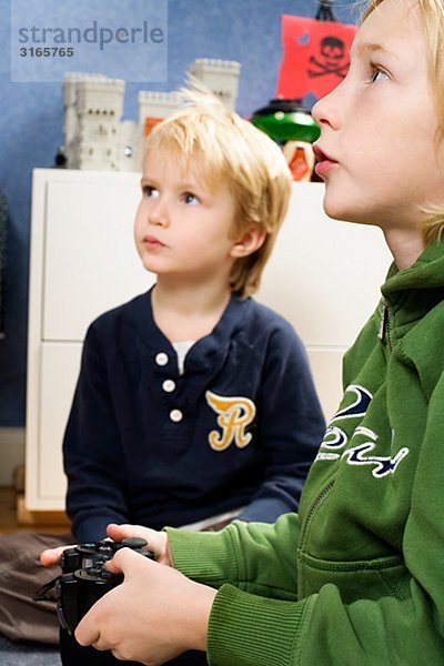 Zwei skandinavischen Boys spielen von Videospielen  Schweden.