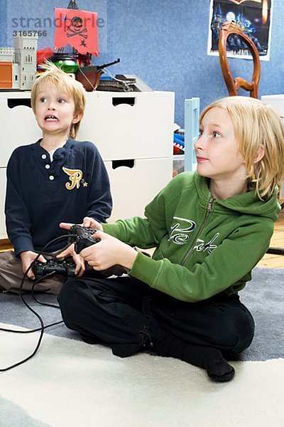 Zwei skandinavischen Boys spielen von Videospielen  Schweden.