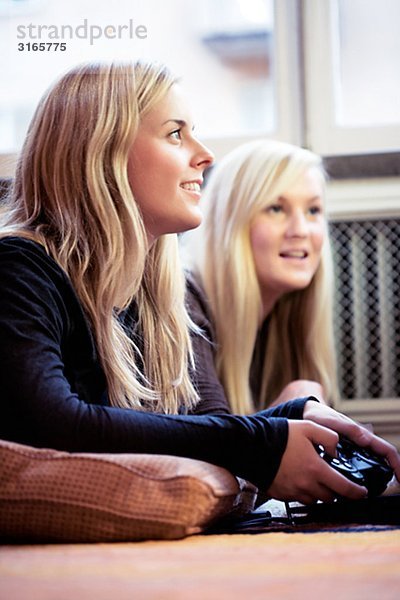 Zwei junge skandinavische Frauen  Schweden.