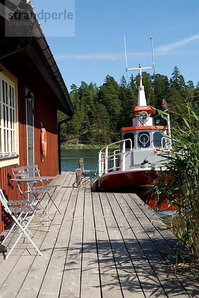 Ein pilot Boot durch ein Bootshaus  Schweden.