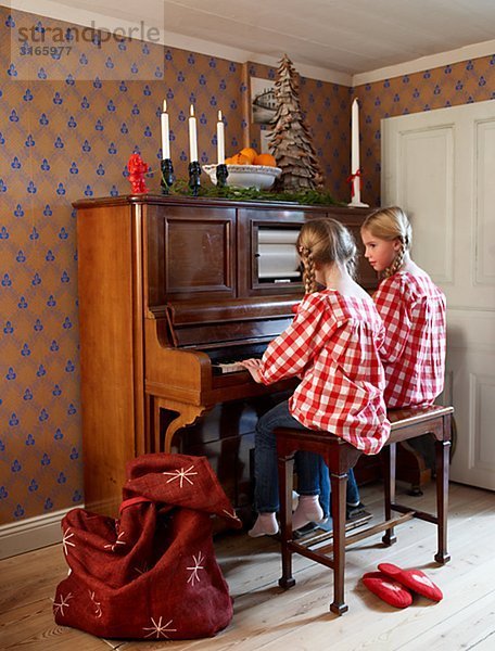 Mädchen das Klavierspiel  Schweden.