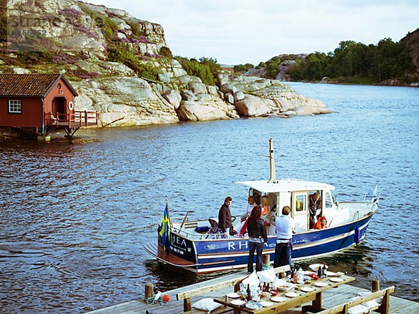 Ein Boot von Felsen in den Schären Schweden.