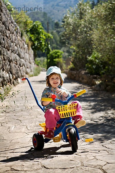 Ein kleines Mädchen im Urlaub  Mallorca.