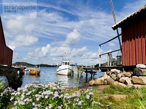 Boote vor Anker an einer Mole Bohuslan Schweden.