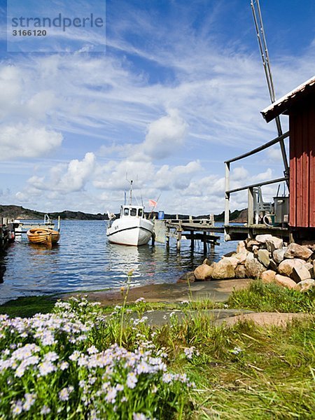 Boote vor Anker an einer Mole Bohuslan Schweden.