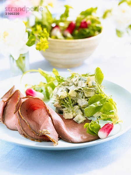 Ein Salat mit Roastbeef.