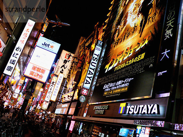 Werbung Zeichen in einer Großstadt bei Nacht  Japan.