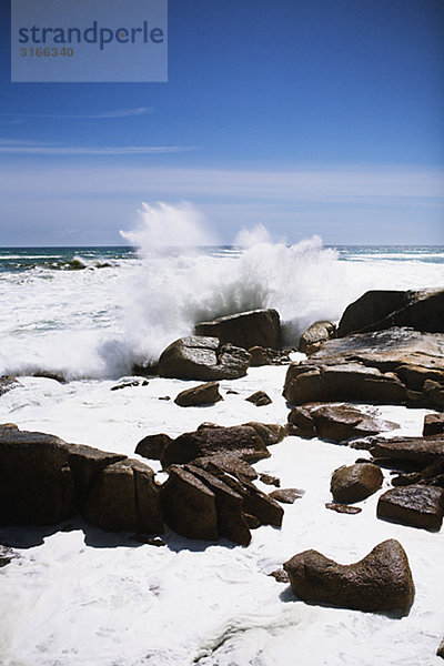 Wellen Schäumen gegen Steine  Südafrika.